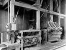 Machine for moving and unloading corn in the elevator